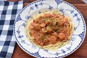 Pasta med hakket svinekød, pølser & tomat