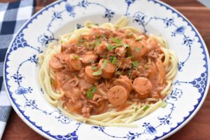 Pasta med hakket svinekød, pølser & tomat