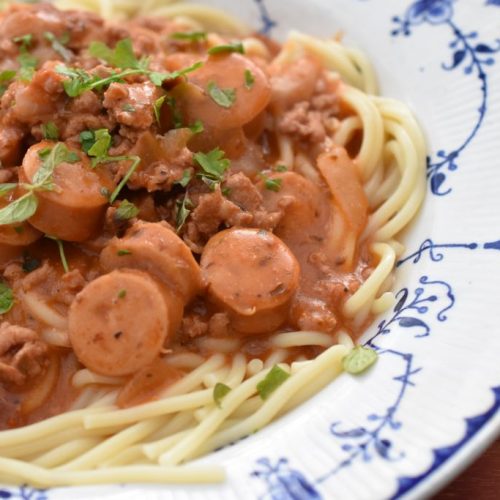 Pasta med hakket svinekød, pølser & tomat