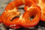 Koteletter i fad med tomatsovs og peberfrugt