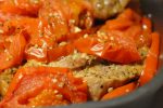 Koteletter i fad med tomatsovs og peberfrugt