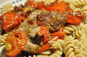 Møre koteletter i tomatsauce med peberfrugt