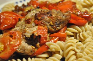 Møre koteletter i tomatsauce med peberfrugt