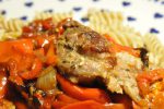 Møre koteletter i tomatsauce med peberfrugt