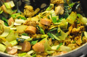 Gryderet med svinekød, porrer, karry & mango