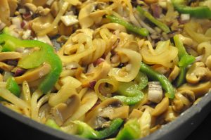 Løg, champignon og peberrugt steges sammen