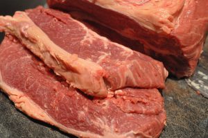 Steaks i flødesauce med tomat, løg og hvidløg