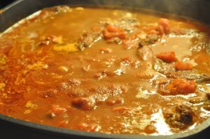 Steaks i flødesauce med tomat, løg og hvidløg