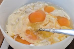 Æggekage med ost, løg og bacon på pande - nem opskrift