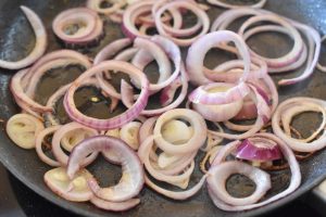 Æggekage med ost, løg og bacon på pande - nem opskrift