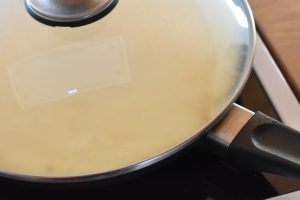 Æggekage med ost, løg og bacon på pande - nem opskrift