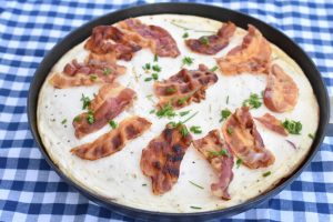 Æggekage med ost, løg og bacon på pande - nem opskrift