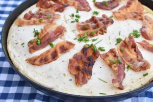 Æggekage med ost, løg og bacon på pande - nem opskrift