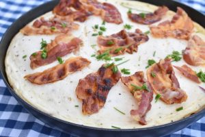 Æggekage med ost, løg og bacon på pande - nem opskrift