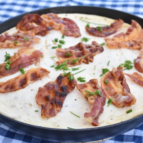 Æggekage med ost, løg og bacon på pande - nem opskrift