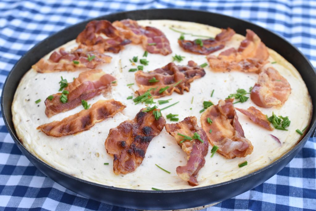 Æggekage med ost, løg og bacon på pande - nem opskrift