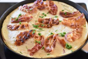 Æggekage med ost, løg og bacon på pande - nem opskrift