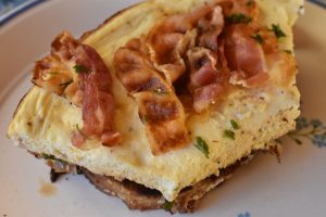 Æggekage med ost, løg og bacon på pande - nem opskrift