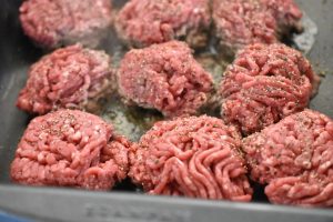 Hakkebøffer i fad m. tomat fløde paprikasovs