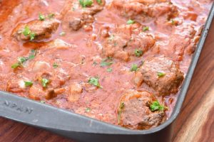 Hakkebøffer i fad m. tomat fløde paprikasovs