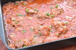 Hakkebøffer i fad m. tomat fløde paprikasovs