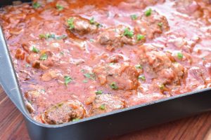 Hakkebøffer i fad m. tomat fløde paprikasovs