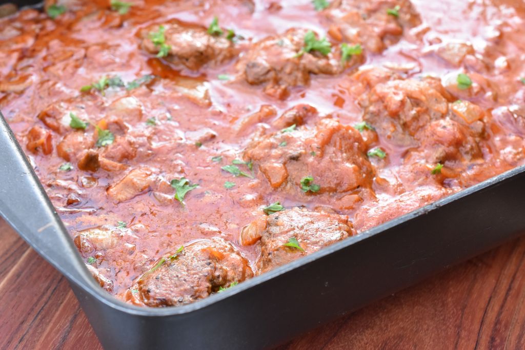 Hakkebøf i fad med tomat paprikasovs - opskrift