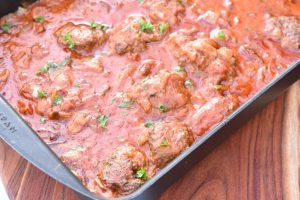 Hakkebøffer i fad m. tomat fløde paprikasovs