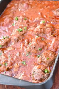 Hakkebøffer i fad m. tomat fløde paprikasovs