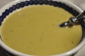 Grøntsagssuppe med broccoli, porrer og kartofler