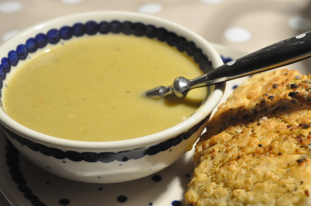 Grøntsagssuppe med broccoli, porrer og kartofler