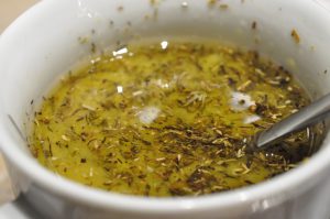 Koteletter i fad med grøntsager og marinade