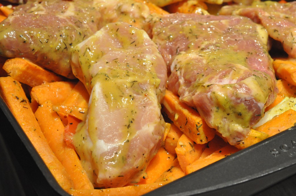 Koteletter i fad med rodfrugter og marinade