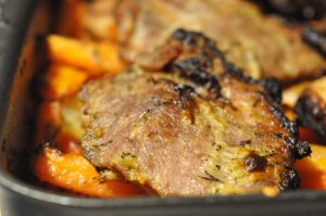 Koteletter i fad med grøntsager og marinade