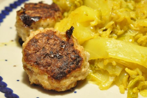 Karrykål med porrer og ris og lækre frikadeller