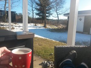 Dybblå keramikskatte og solskins-vinterferie i sommerhuset