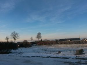 Dybblå keramikskatte og solskins-vinterferie i sommerhuset