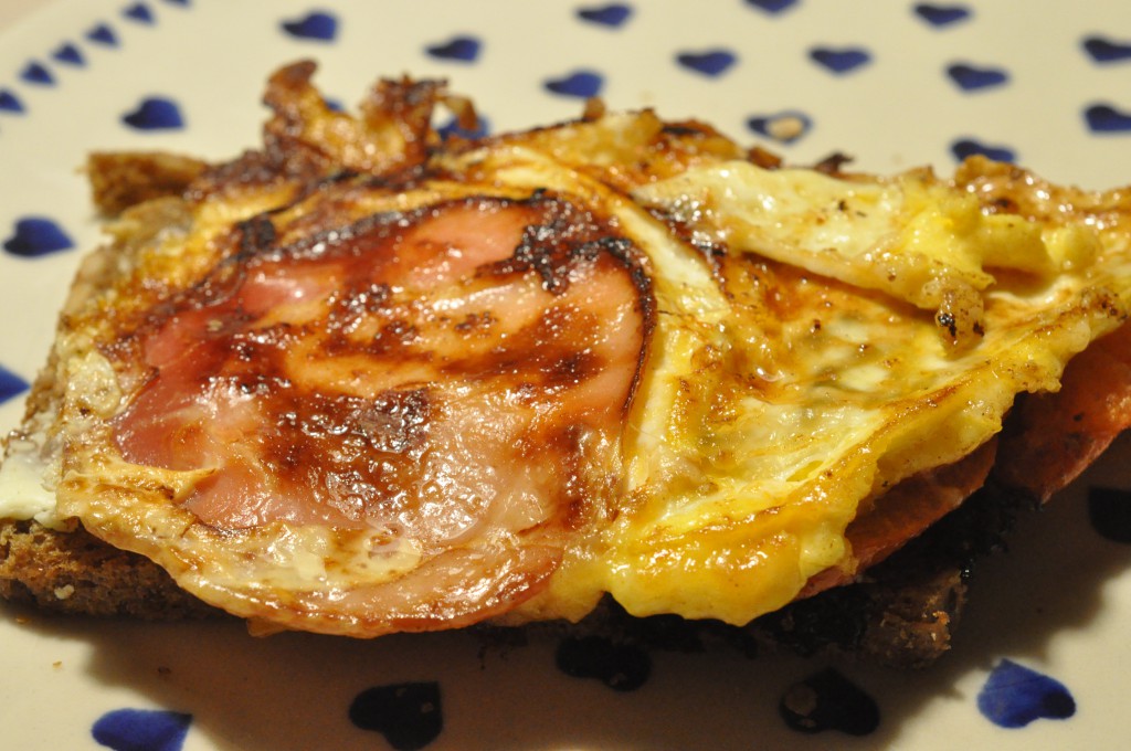 Spejlægstoast med skinke, tomat og ost