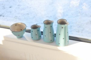 Dybblå keramikskatte - solskins vinterferie i sommerhuset