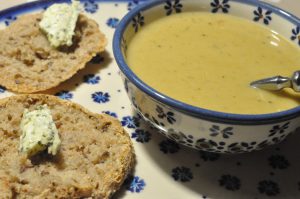 Kartoffelsuppe med broccoli og suppebrød med hvidløgssmør