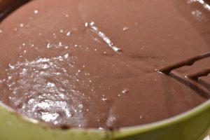 Chokoladekage med æblemos i bradepande
