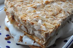 Lækker kage med marengs og syltetøj- norsk Kvæfjordskake