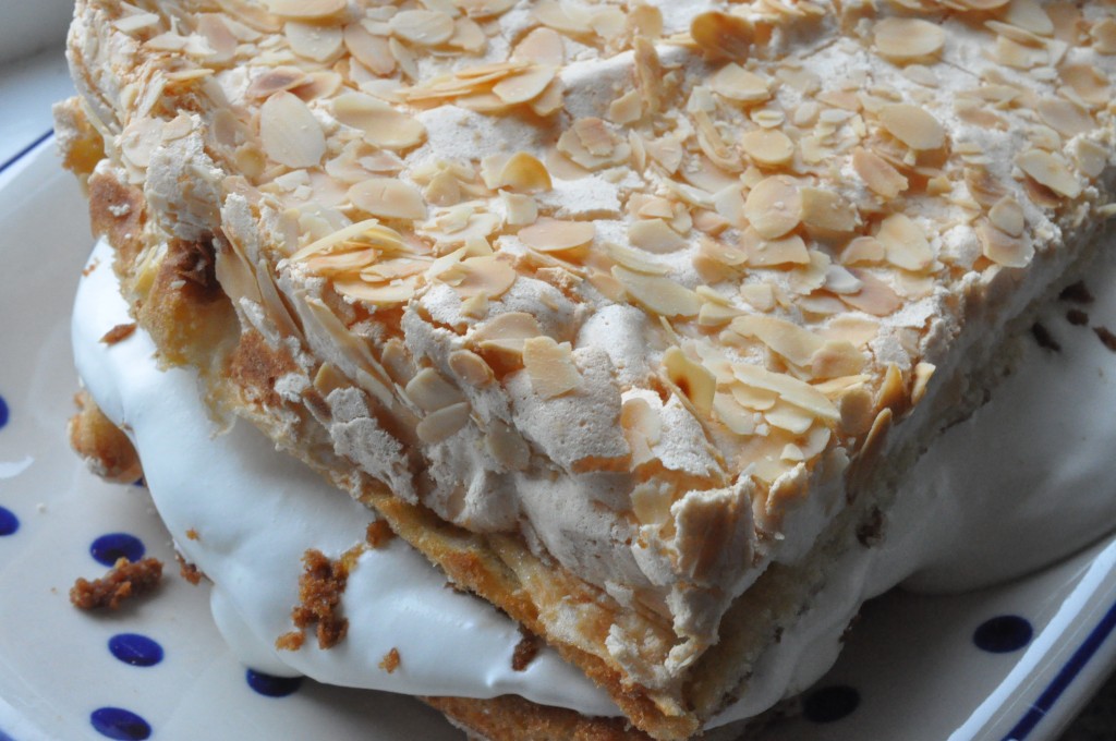 Lækker kage med marengs og syltetøj- norsk Kvæfjordskake