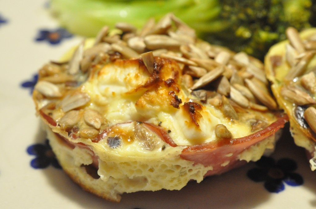 Muffins med æg, skinke, spinat og feta