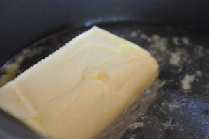 Vandbakkelse i bradepande med glasur & blåbær