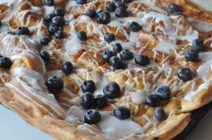 Vandbakkelse i bradepande med glasur & blåbær