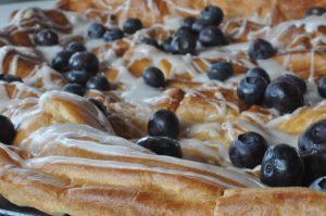 Vandbakkelse i bradepande med glasur & blåbær