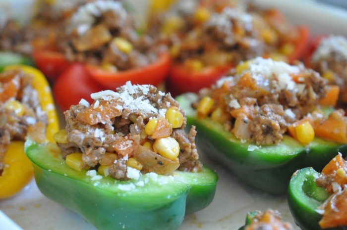 Fyldte peberfrugter med oksekød, majs og gulerødder