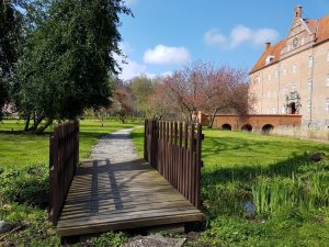 Sostrup Slot - frokosttapas, solskin og historiens vingesus