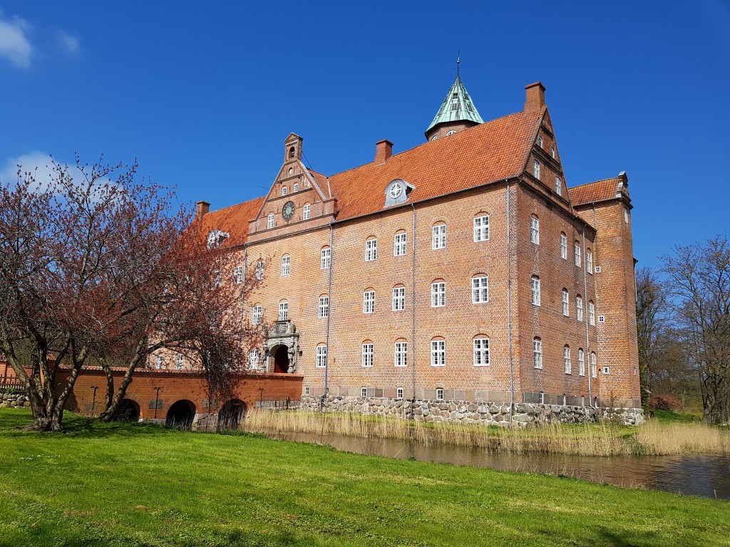 Sostrup Slot - frokosttapas, solskin og historiens vingesus